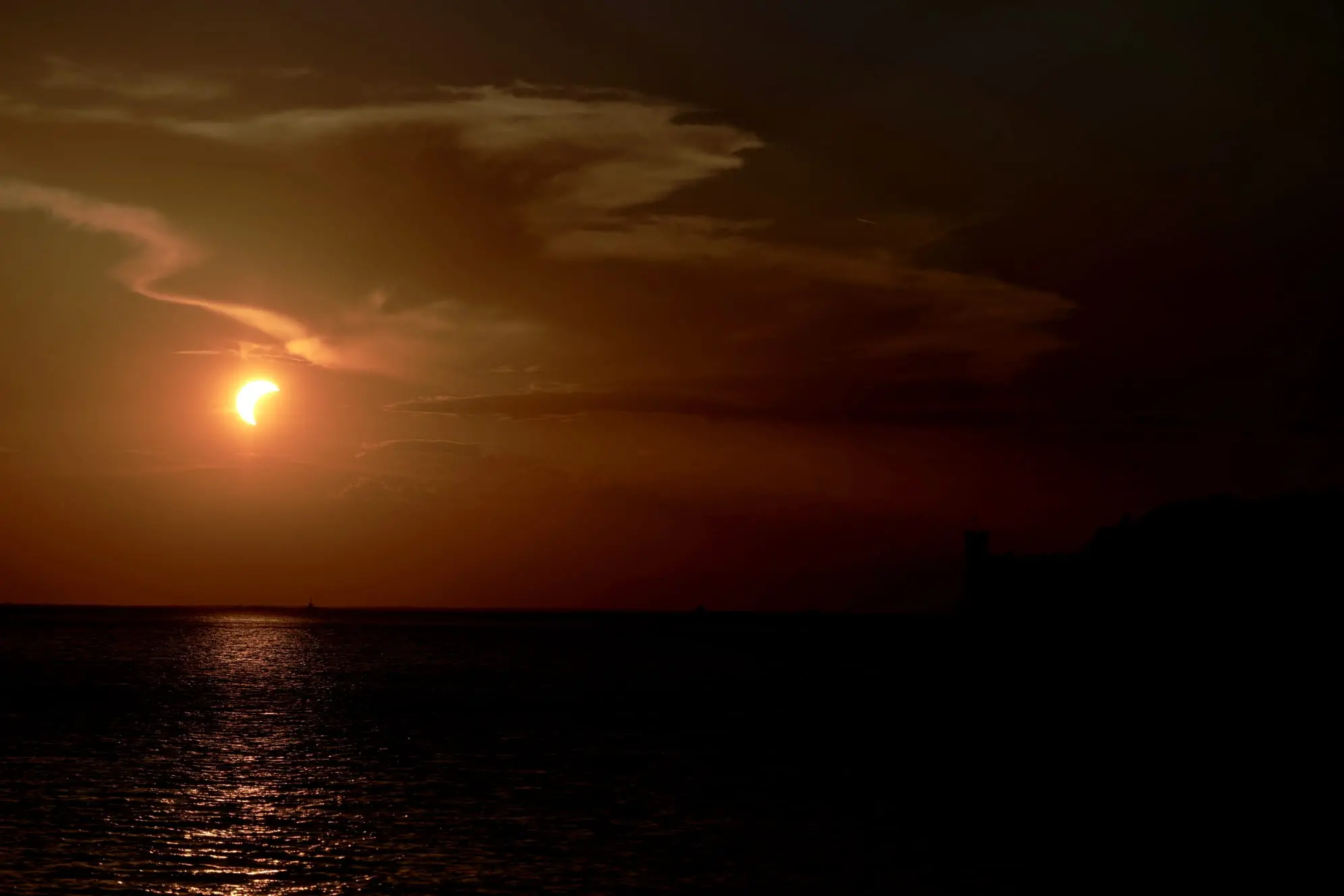 Tra occhialini ad hoc e metodi decisamente più creativi, sono tantissime le persone che stasera - 12 agosto - si sono radunate in tutto il Nord Est per vedere l'eclissi di sole. Le foto sono di Lasorte e Petrussi.