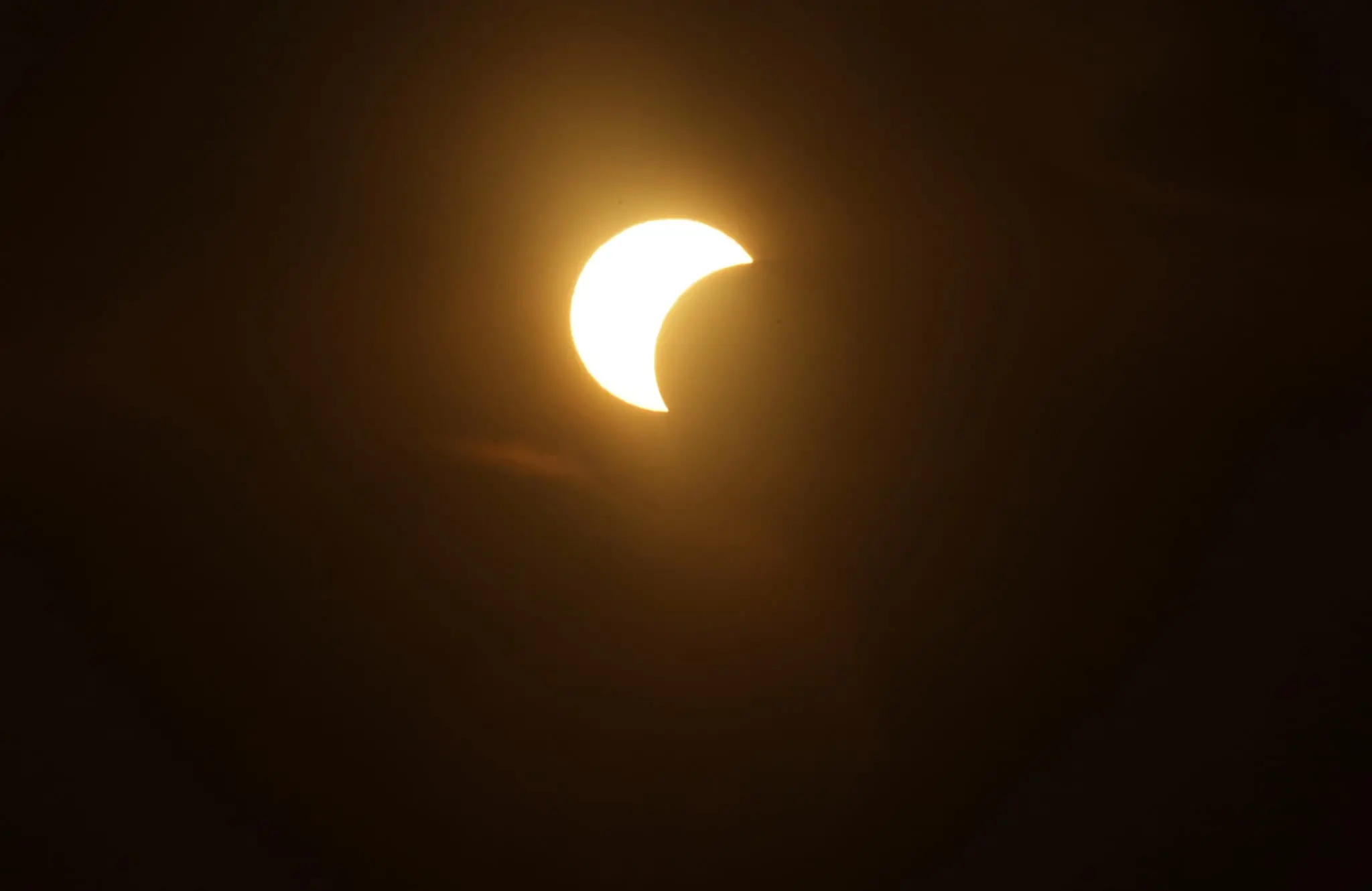 Tra occhialini ad hoc e metodi decisamente più creativi, sono tantissime le persone che stasera - 12 agosto - si sono radunate in tutto il Nord Est per vedere l'eclissi di sole. Le foto sono di Lasorte e Petrussi.