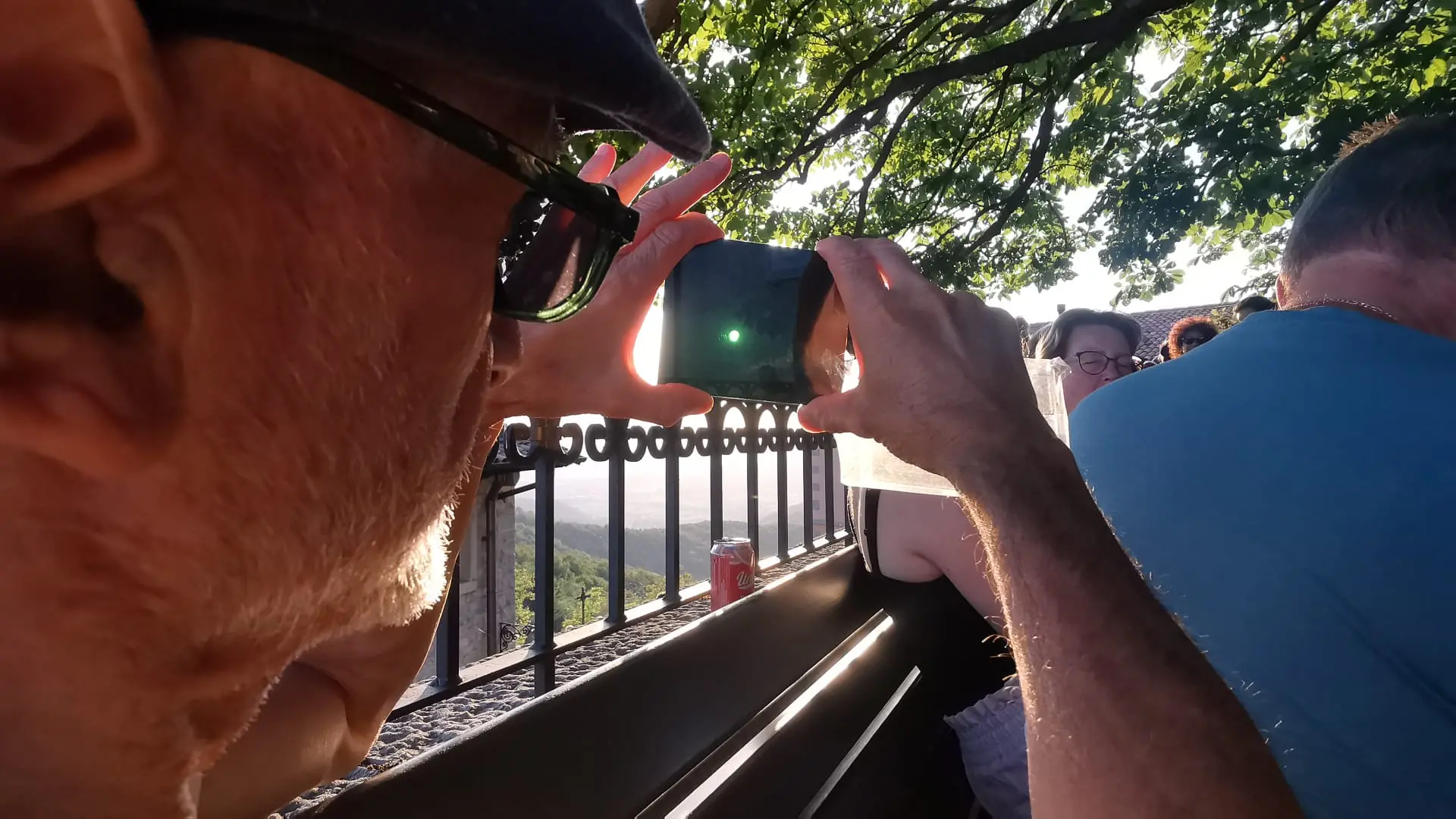 Tra occhialini ad hoc e metodi decisamente più creativi, sono tantissime le persone che stasera - 12 agosto - si sono radunate in tutto il Nord Est per vedere l'eclissi di sole. Le foto sono di Lasorte e Petrussi.