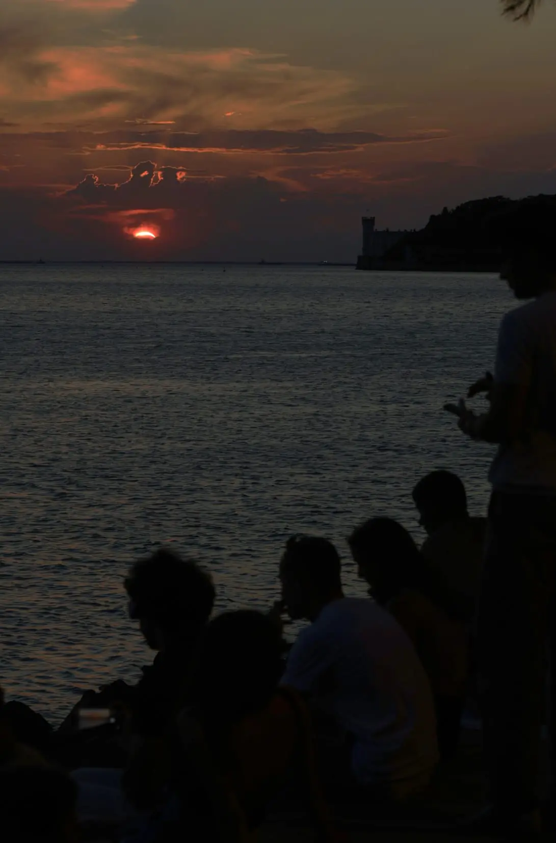 Tra occhialini ad hoc e metodi decisamente più creativi, sono tantissime le persone che stasera - 12 agosto - si sono radunate in tutto il Nord Est per vedere l'eclissi di sole. Le foto sono di Lasorte e Petrussi.