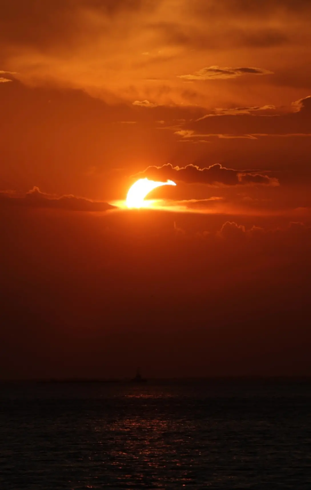Tra occhialini ad hoc e metodi decisamente più creativi, sono tantissime le persone che stasera - 12 agosto - si sono radunate in tutto il Nord Est per vedere l'eclissi di sole. Le foto sono di Lasorte e Petrussi.