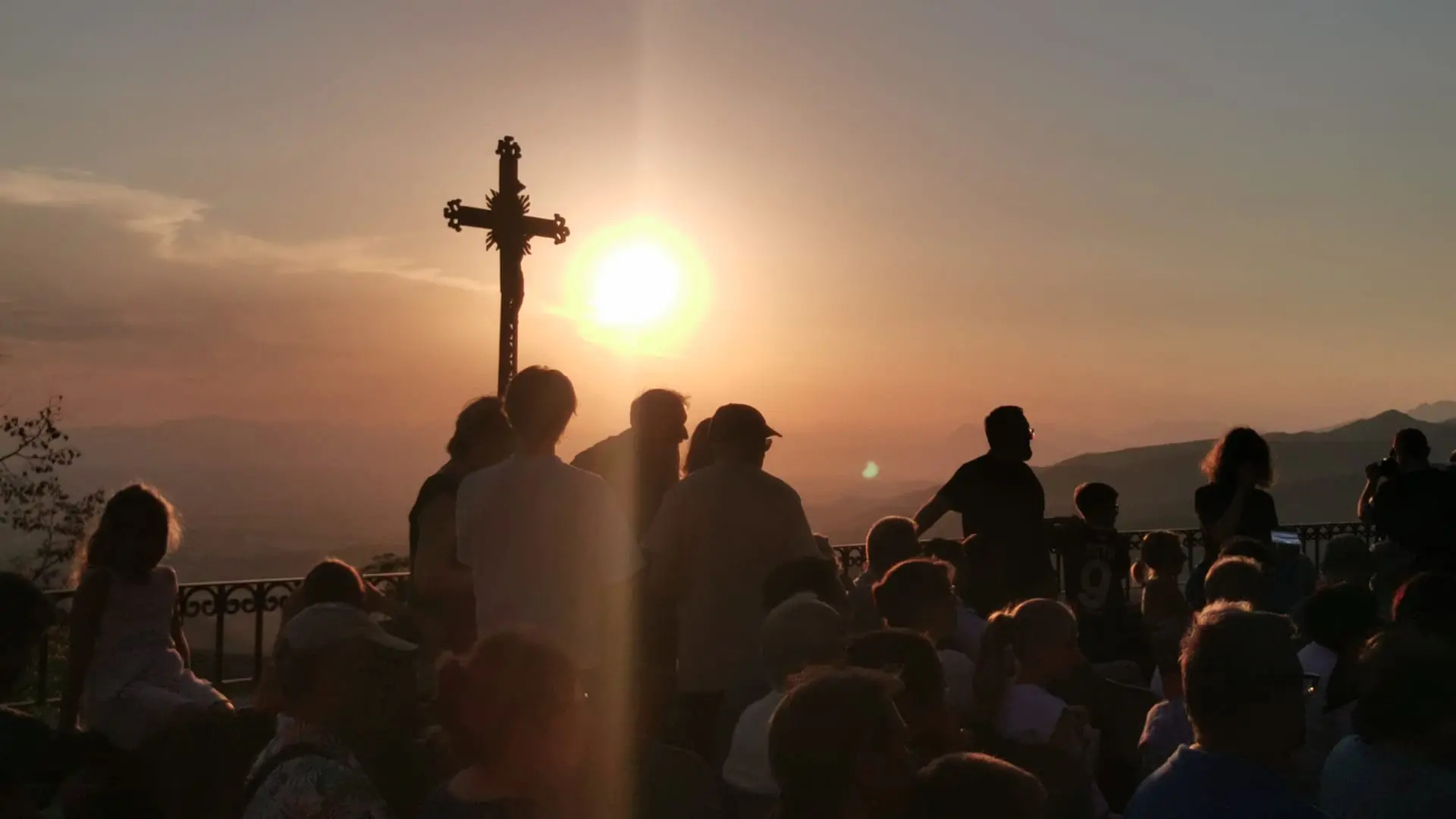 Tra occhialini ad hoc e metodi decisamente più creativi, sono tantissime le persone che stasera - 12 agosto - si sono radunate in tutto il Nord Est per vedere l'eclissi di sole. Le foto sono di Lasorte e Petrussi.