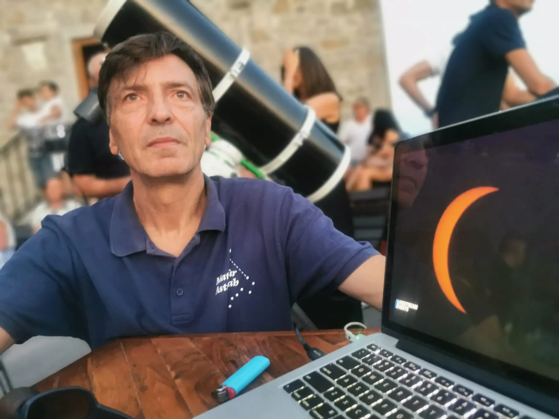 Tra occhialini ad hoc e metodi decisamente più creativi, sono tantissime le persone che stasera - 12 agosto - si sono radunate in tutto il Nord Est per vedere l'eclissi di sole. Le foto sono di Lasorte e Petrussi.