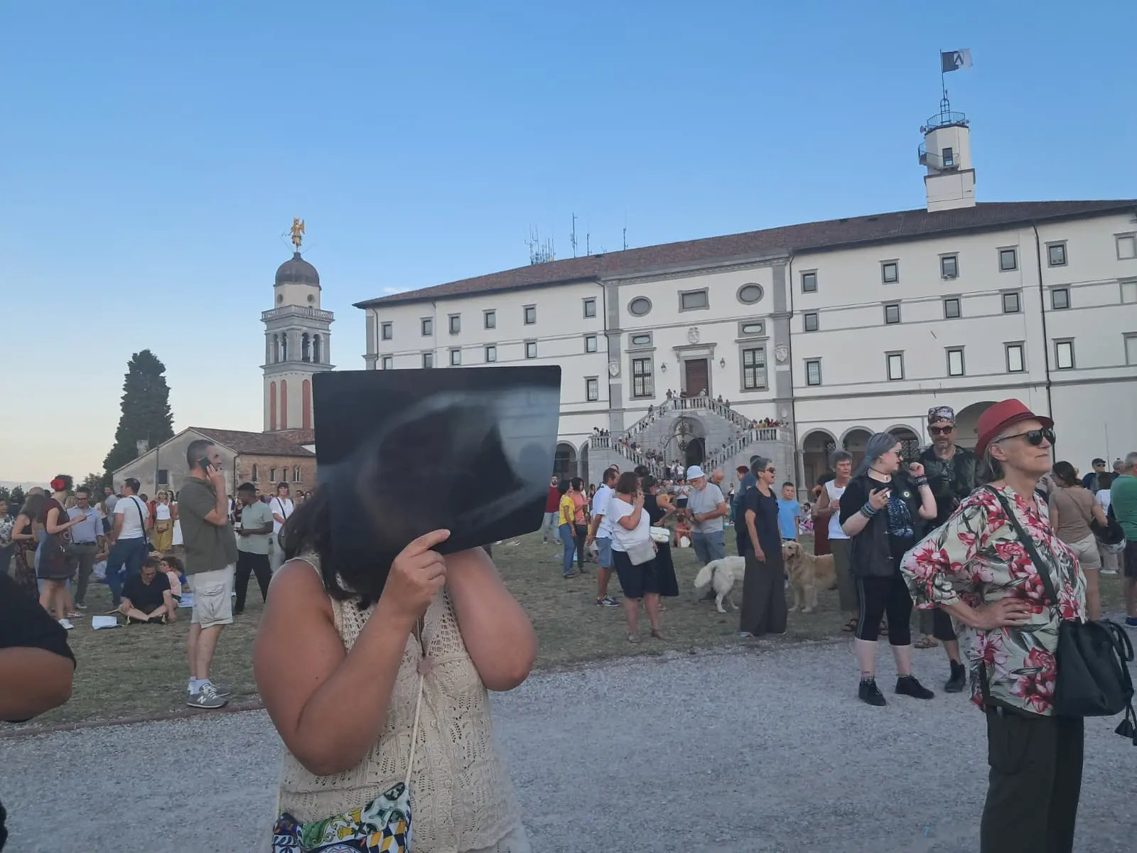 Tra occhialini ad hoc e metodi decisamente più creativi, sono tantissime le persone che stasera - 12 agosto - si sono radunate in tutto il Nord Est per vedere l'eclissi di sole. Le foto sono di Lasorte e Petrussi.