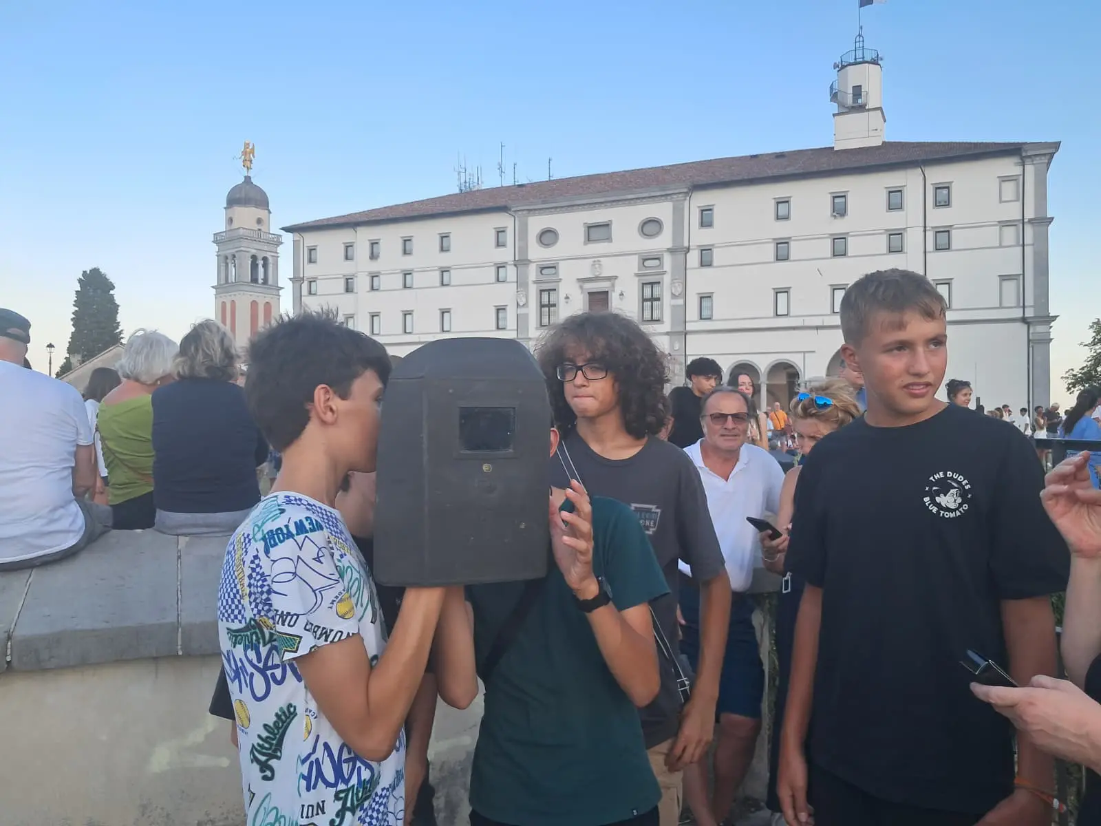 Tra occhialini ad hoc e metodi decisamente più creativi, sono tantissime le persone che stasera - 12 agosto - si sono radunate in tutto il Nord Est per vedere l'eclissi di sole. Le foto sono di Lasorte e Petrussi.