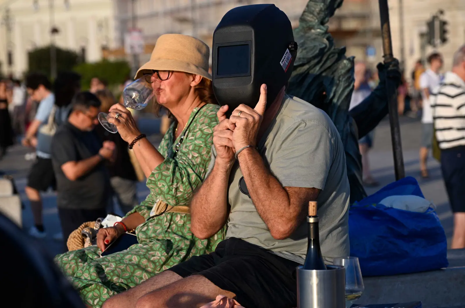 Tra occhialini ad hoc e metodi decisamente più creativi, sono tantissime le persone che stasera - 12 agosto - si sono radunate in tutto il Nord Est per vedere l'eclissi di sole. Le foto sono di Lasorte e Petrussi.