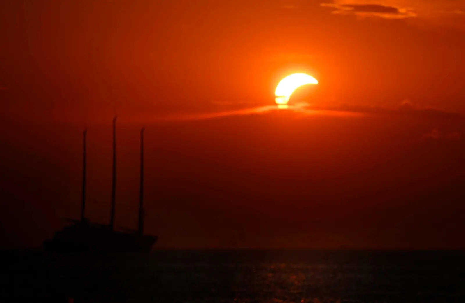 Tra occhialini ad hoc e metodi decisamente più creativi, sono tantissime le persone che stasera - 12 agosto - si sono radunate in tutto il Nord Est per vedere l'eclissi di sole. Le foto sono di Lasorte e Petrussi.