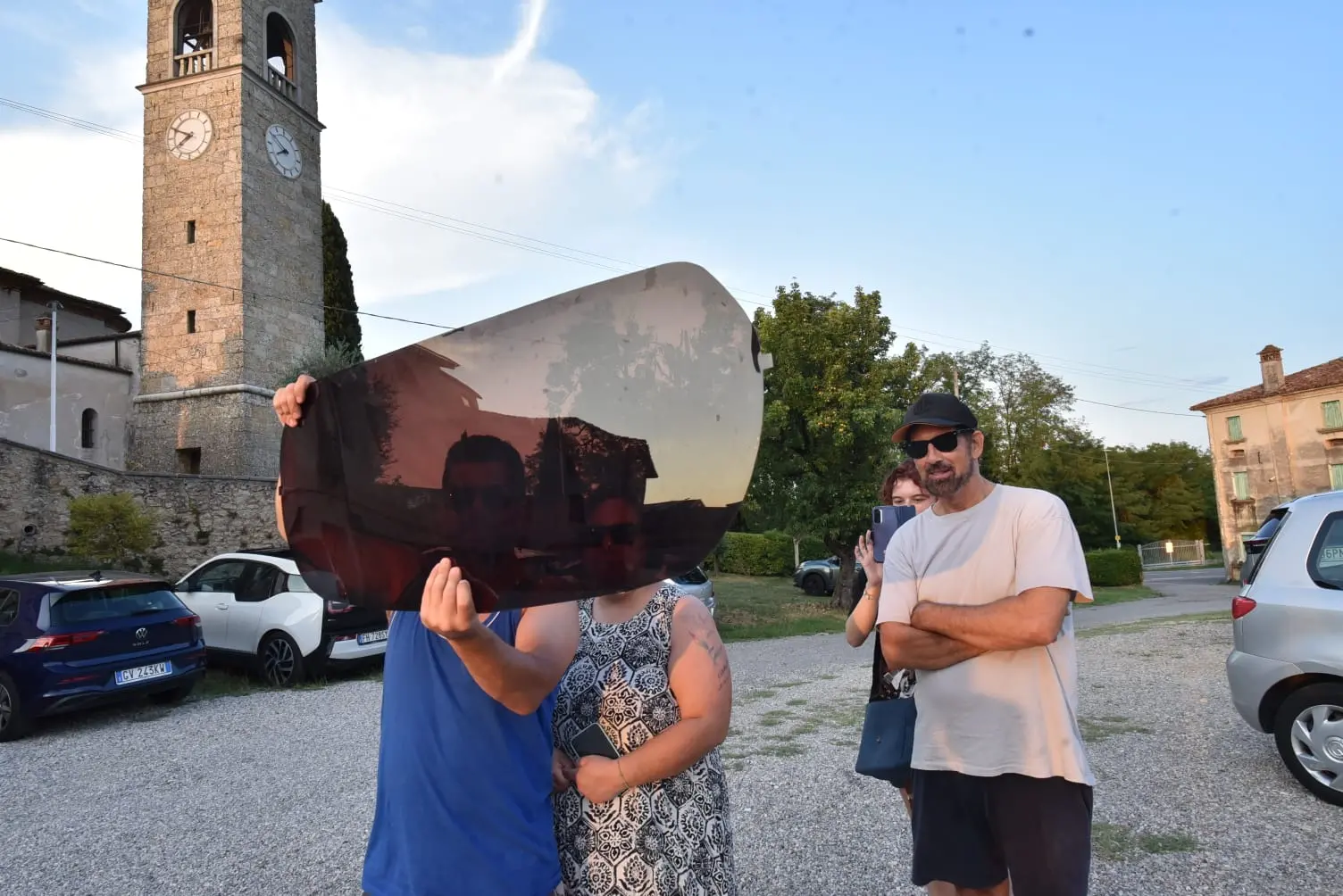 Tra occhialini ad hoc e metodi decisamente più creativi, sono tantissime le persone che stasera - 12 agosto - si sono radunate in tutto il Nord Est per vedere l'eclissi di sole. Le foto sono di Lasorte, Bruni e Petrussi.