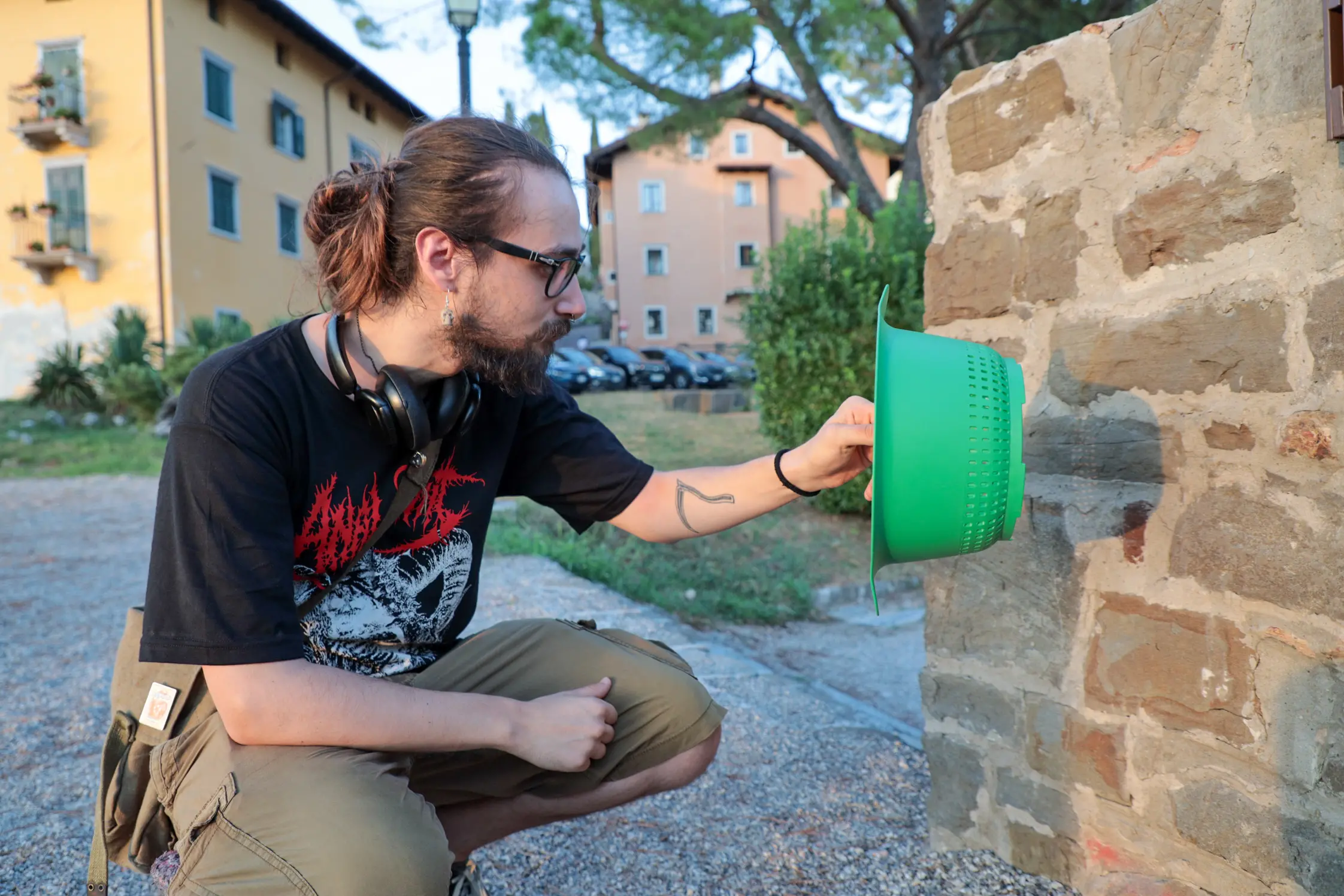 Tra occhialini ad hoc e metodi decisamente più creativi, sono tantissime le persone che stasera - 12 agosto - si sono radunate in tutto il Nord Est per vedere l'eclissi di sole. Le foto sono di Lasorte, Bruni e Petrussi.