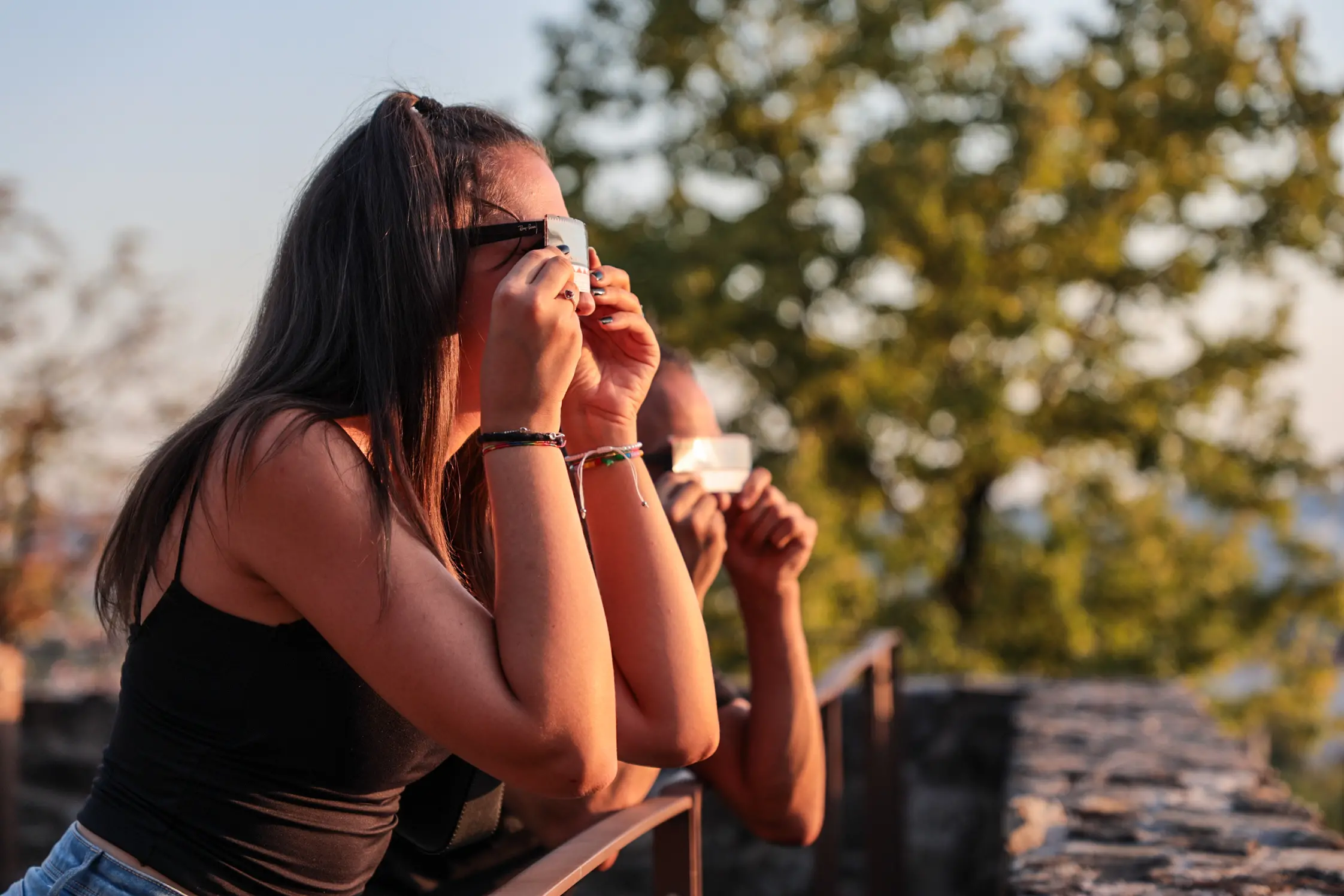 Tra occhialini ad hoc e metodi decisamente più creativi, sono tantissime le persone che stasera - 12 agosto - si sono radunate in tutto il Nord Est per vedere l'eclissi di sole. Le foto sono di Lasorte, Bruni e Petrussi.