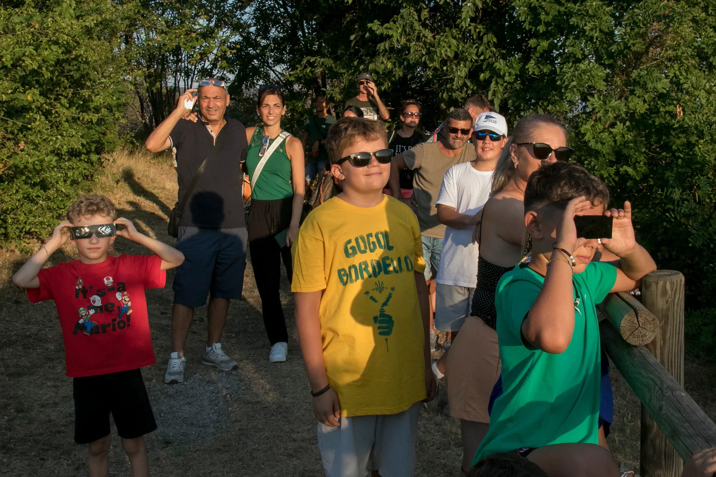 Tra occhialini ad hoc e metodi decisamente più creativi, sono tantissime le persone che stasera - 12 agosto - si sono radunate in tutto il Nord Est per vedere l'eclissi di sole. Le foto sono di Lasorte, Bruni e Petrussi.