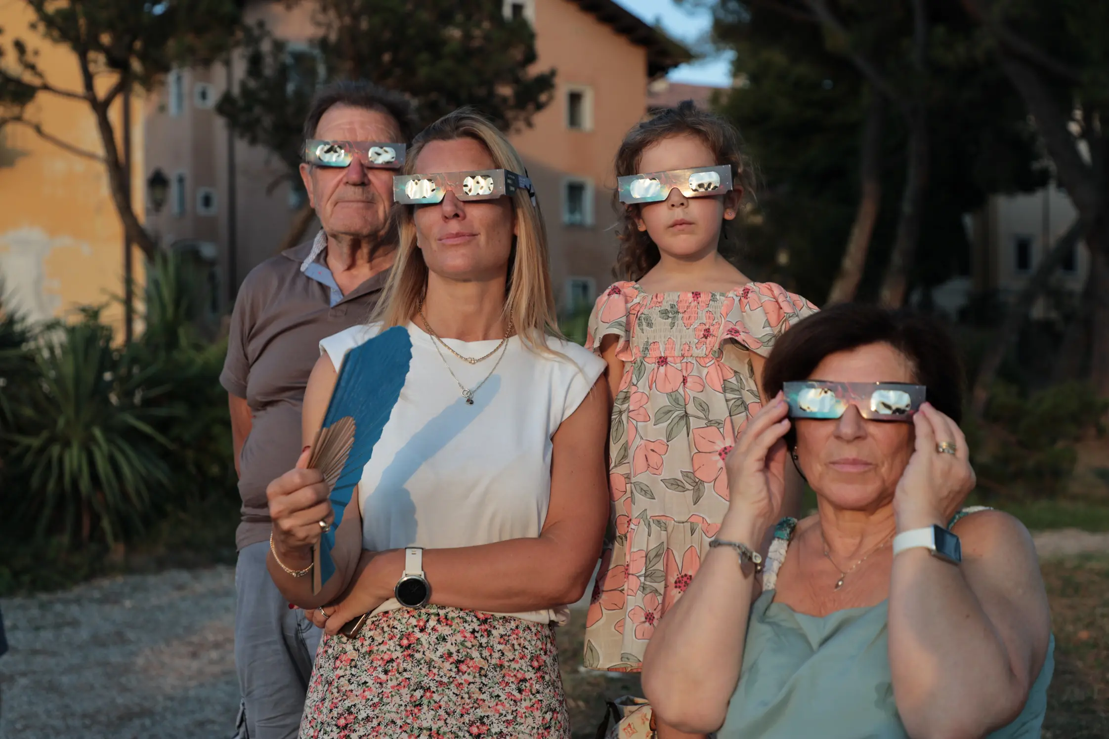 Tra occhialini ad hoc e metodi decisamente più creativi, sono tantissime le persone che stasera - 12 agosto - si sono radunate in tutto il Nord Est per vedere l'eclissi di sole. Le foto sono di Lasorte, Bruni e Petrussi.
