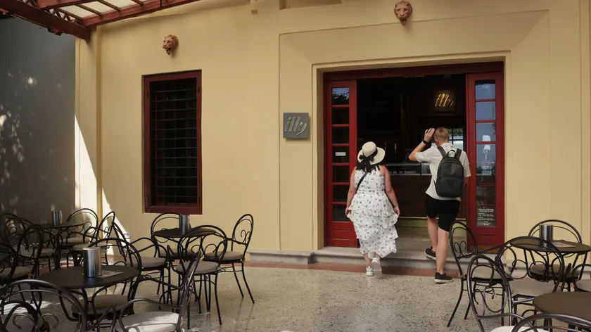 Due turisti entrano nel rinnovato Caffè Massimilano del Parco di Miramare che ha riaperto il 5 agosto Foto Lasorte