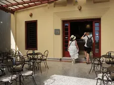 Due turisti entrano nel rinnovato Caffè Massimilano del Parco di Miramare che ha riaperto il 5 agosto Foto Lasorte