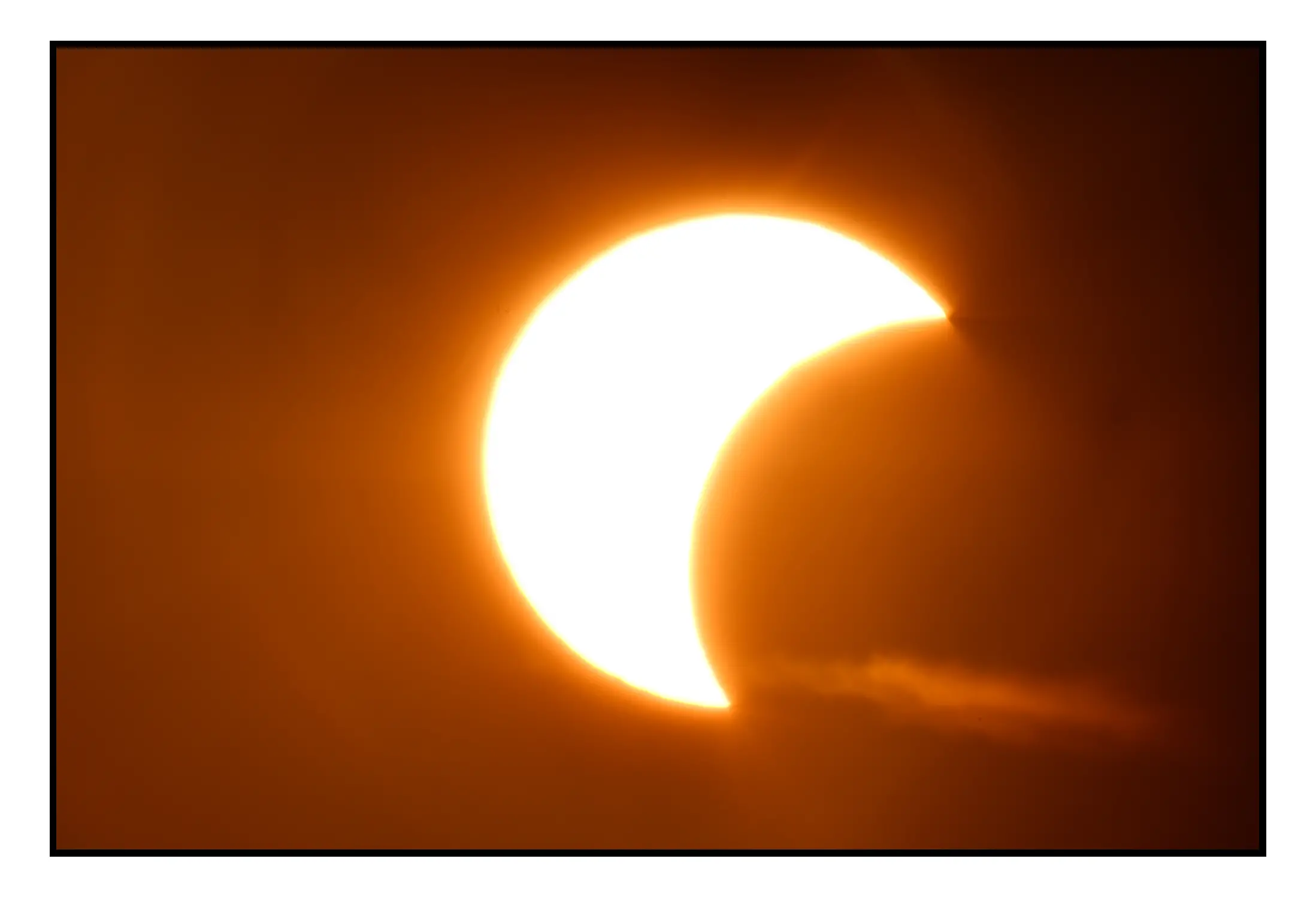 Lo spettacolo dell'eclissi di Sole ha incantato milioni di persone in tutto il mondo. A Trieste le nuvole hanno giocato un brutto tiro, nascondendo il Sole a poca distanza dal culmine dell’oscuramento creato dal passaggio della Luna, facendo così concludere lo spettacolo prima del previsto. Nonostante il finale, l'eclissi ha lasciato a bocca aperta le migliaia di triestini e turisti che hanno affollato le Rive, il Carso e ogni punto di osservazione. In questa gallery abbiamo raccolto un po' di foto che ci hanno spedito i nostri lettori (e che ringraziamo).