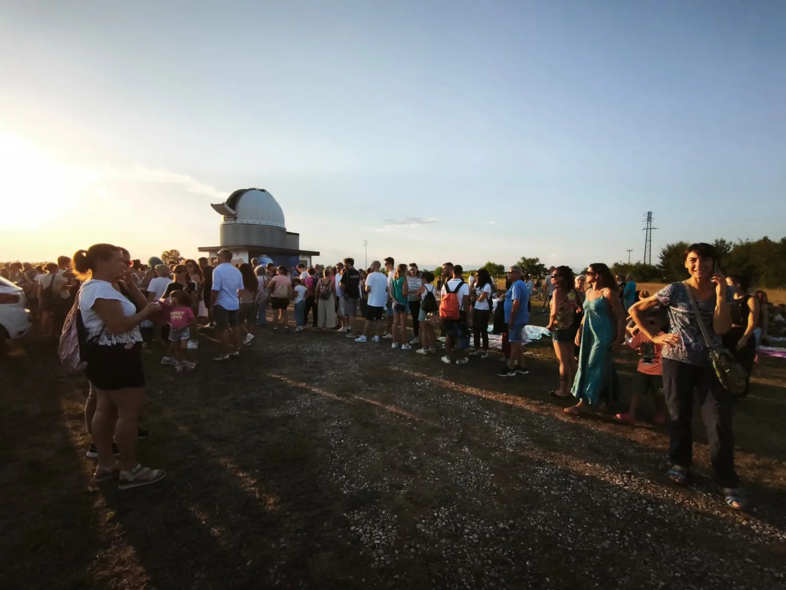Una serata con 300 persone con gli occhi puntati verso il cielo all’Osservatorio degli astrofili di Talmassons. In tantissimi si sono ritrovati per osservare l’eclissi del 12 agosto, ammirando lo spettacolo astronomico attraverso gli strumenti e le immagini realizzate durante l’evento.