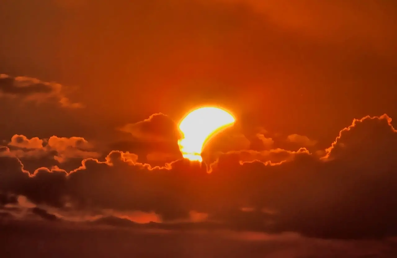 Una serata con 300 persone con gli occhi puntati verso il cielo all’Osservatorio degli astrofili di Talmassons. In tantissimi si sono ritrovati per osservare l’eclissi del 12 agosto, ammirando lo spettacolo astronomico attraverso gli strumenti e le immagini realizzate durante l’evento.