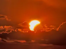 Una serata con 300 persone con gli occhi puntati verso il cielo all’Osservatorio degli astrofili di Talmassons. In tantissimi si sono ritrovati per osservare l’eclissi del 12 agosto, ammirando lo spettacolo astronomico attraverso gli strumenti e le immagini realizzate durante l’evento.