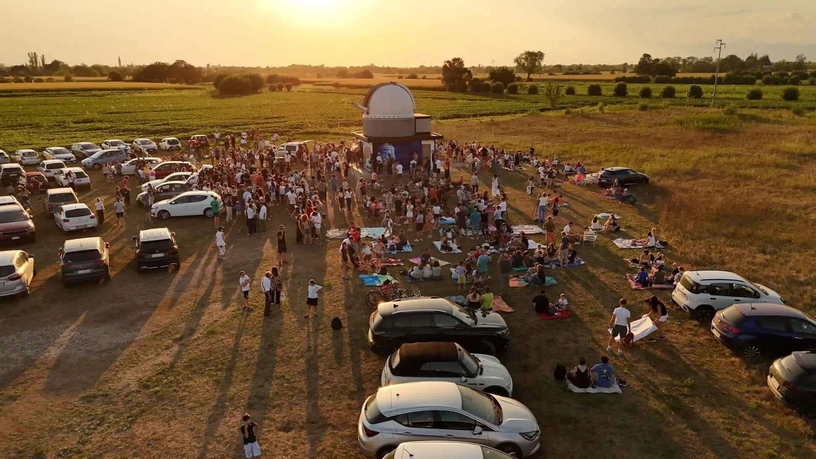 Una serata con 300 persone con gli occhi puntati verso il cielo all’Osservatorio degli astrofili di Talmassons. In tantissimi si sono ritrovati per osservare l’eclissi del 12 agosto, ammirando lo spettacolo astronomico attraverso gli strumenti e le immagini realizzate durante l’evento.