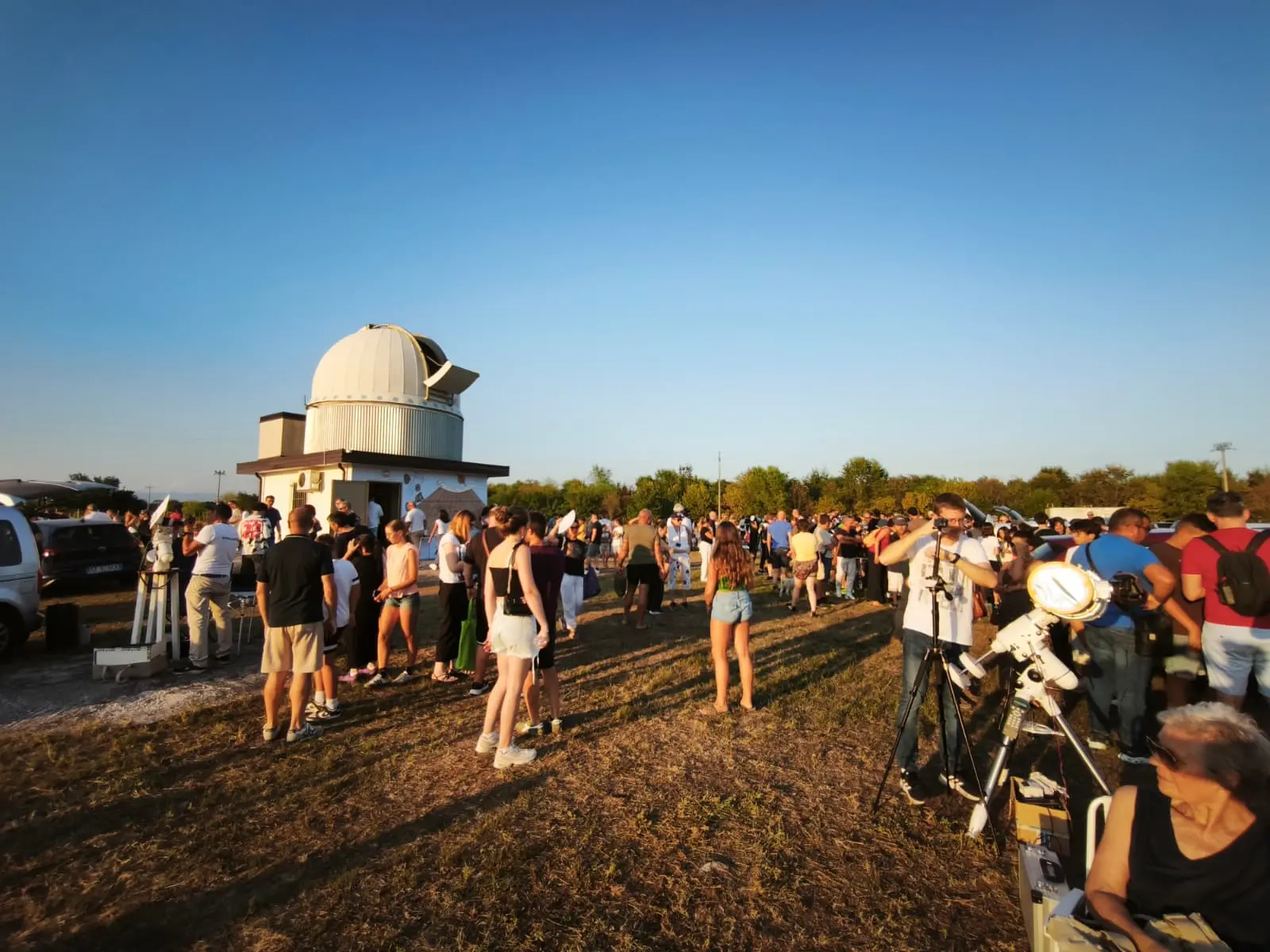 Una serata con 300 persone con gli occhi puntati verso il cielo all’Osservatorio degli astrofili di Talmassons. In tantissimi si sono ritrovati per osservare l’eclissi del 12 agosto, ammirando lo spettacolo astronomico attraverso gli strumenti e le immagini realizzate durante l’evento.