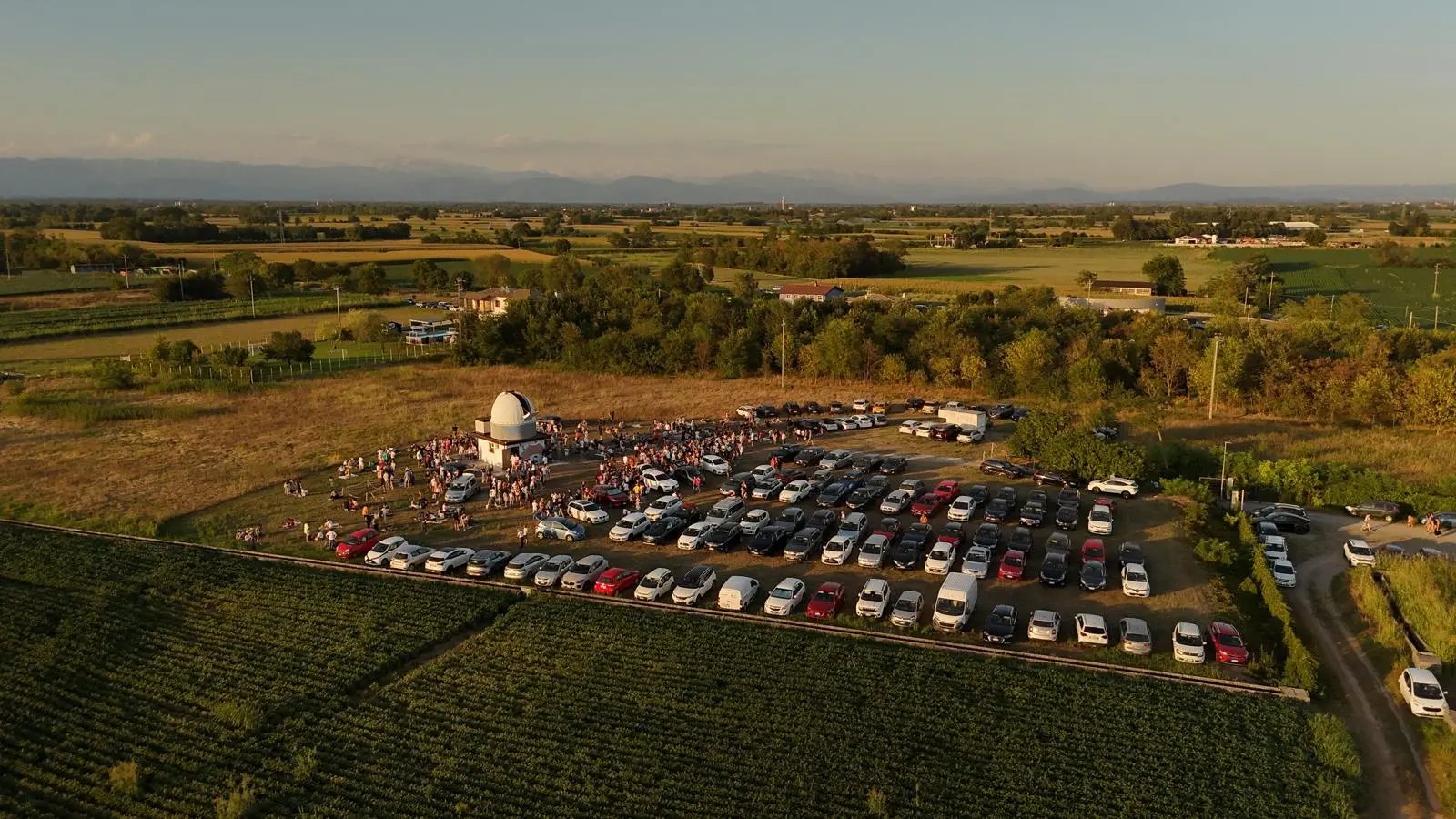 Una serata con 300 persone con gli occhi puntati verso il cielo all’Osservatorio degli astrofili di Talmassons. In tantissimi si sono ritrovati per osservare l’eclissi del 12 agosto, ammirando lo spettacolo astronomico attraverso gli strumenti e le immagini realizzate durante l’evento.