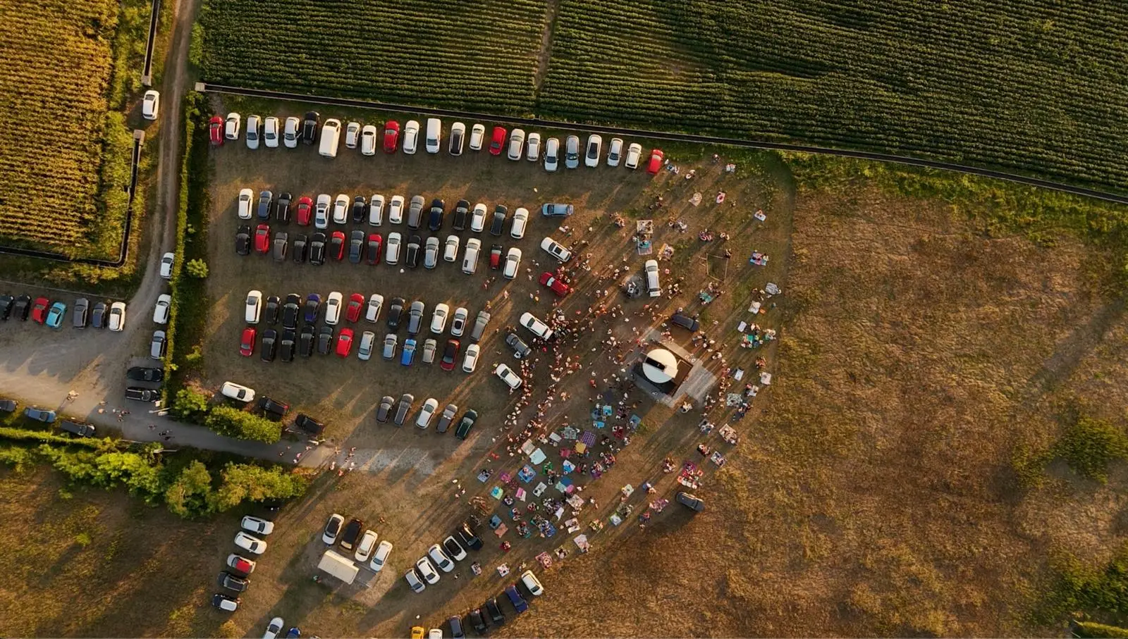 Una serata con 300 persone con gli occhi puntati verso il cielo all’Osservatorio degli astrofili di Talmassons. In tantissimi si sono ritrovati per osservare l’eclissi del 12 agosto, ammirando lo spettacolo astronomico attraverso gli strumenti e le immagini realizzate durante l’evento.