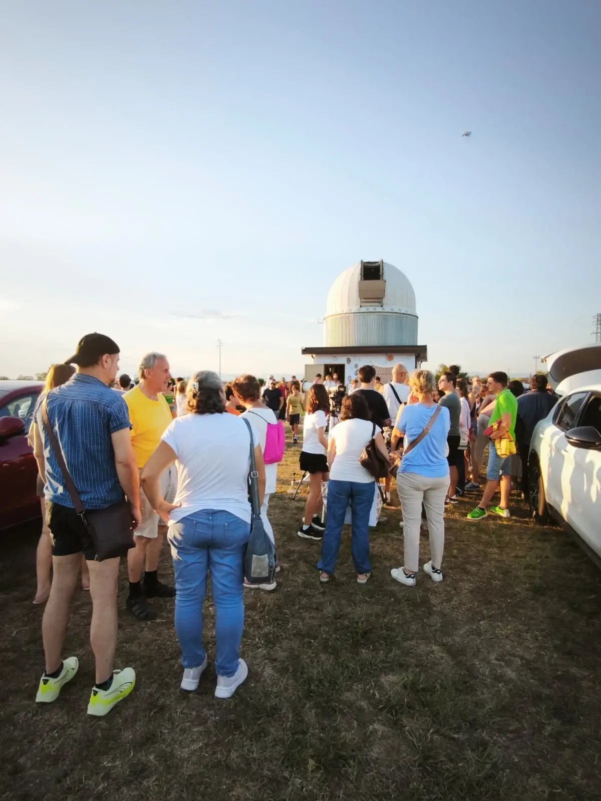Una serata con 300 persone con gli occhi puntati verso il cielo all’Osservatorio degli astrofili di Talmassons. In tantissimi si sono ritrovati per osservare l’eclissi del 12 agosto, ammirando lo spettacolo astronomico attraverso gli strumenti e le immagini realizzate durante l’evento.