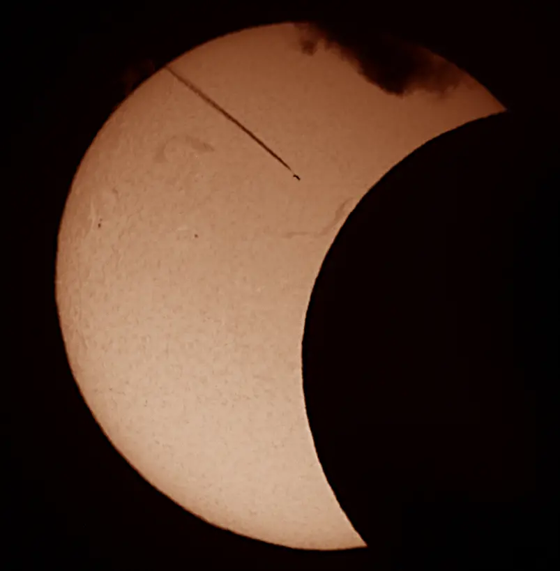 Una serata con 300 persone con gli occhi puntati verso il cielo all’Osservatorio degli astrofili di Talmassons. In tantissimi si sono ritrovati per osservare l’eclissi del 12 agosto, ammirando lo spettacolo astronomico attraverso gli strumenti e le immagini realizzate durante l’evento.