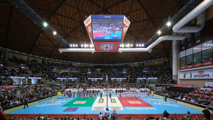 Il PalaRubini gremito (foto Massimo Silvano)