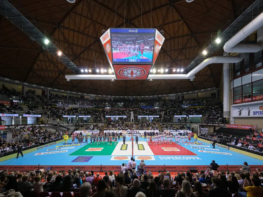 Il PalaRubini gremito (foto Massimo Silvano)