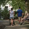 Una coppia passeggia al Giardino pubblico