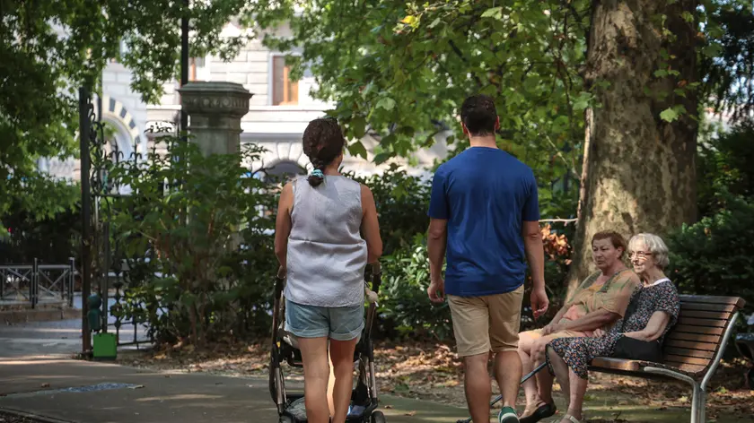 Una coppia passeggia al Giardino pubblico