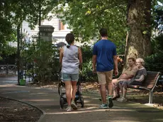 Una coppia passeggia al Giardino pubblico