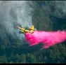 Il canadair in azione in Carnia