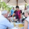 Una cameriera serve i clienti al ristorante Rosenbar. Foto Tibaldi