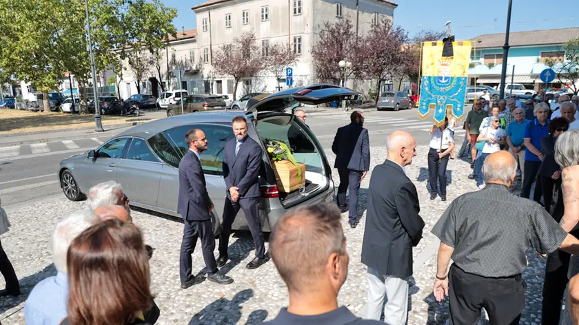 https://images.ilpiccolo.it/view/acePublic/alias/contentid/1t3e0pfbke3x9on3t7b/0/copia-di-13-08-26-gradisca-chiesa-santo-spirito-funerale-ex-sindaco-gianni-fabris-foto-tibaldi.webp?f=16%3A9&amp;w=840