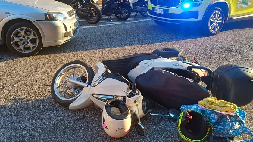 Incidente in via Aquileia tra un’auto e uno scooter, due persone in codice verde a Cattinara