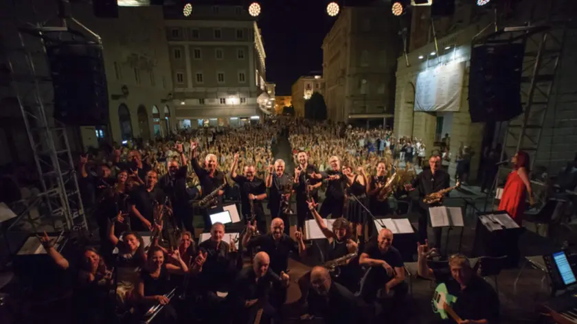 Uno spettacolo de La Theory Big Band in piazza Verdi