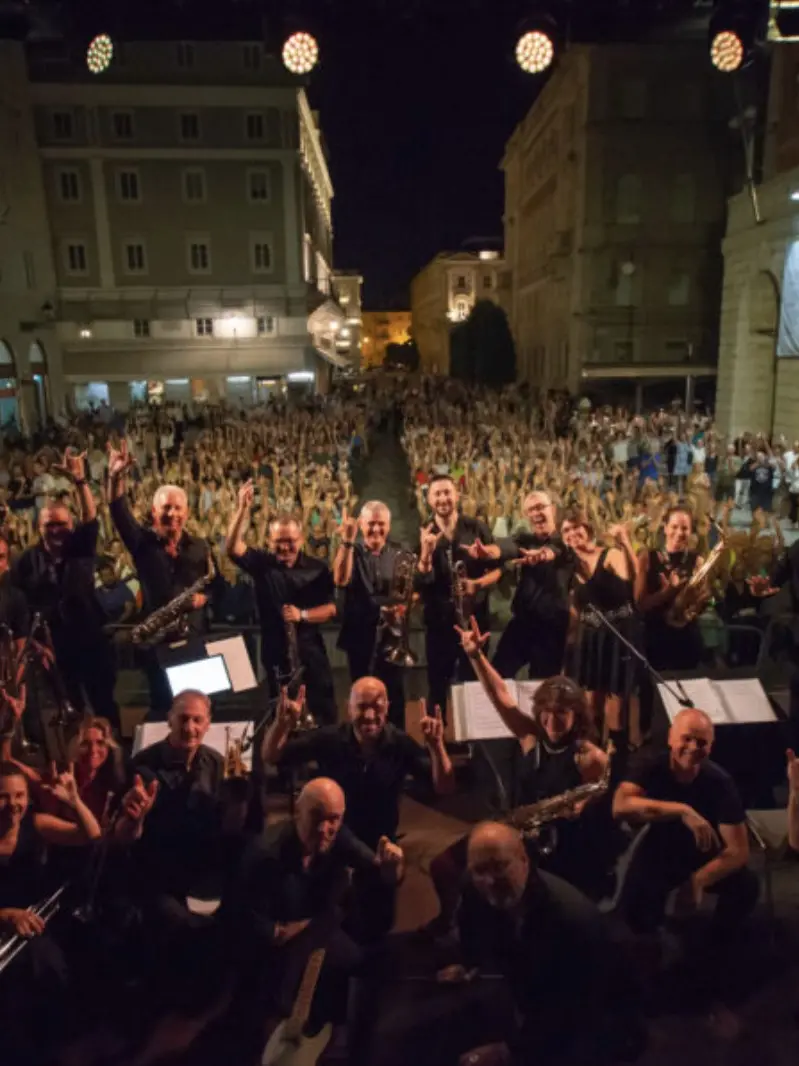 Uno spettacolo de La Theory Big Band in piazza Verdi
