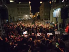 Uno spettacolo de La Theory Big Band in piazza Verdi