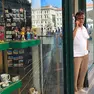 Il danneggiamento della vetrina del tabacchi situato in Capo di piazza Bartoli. Foto Bruni