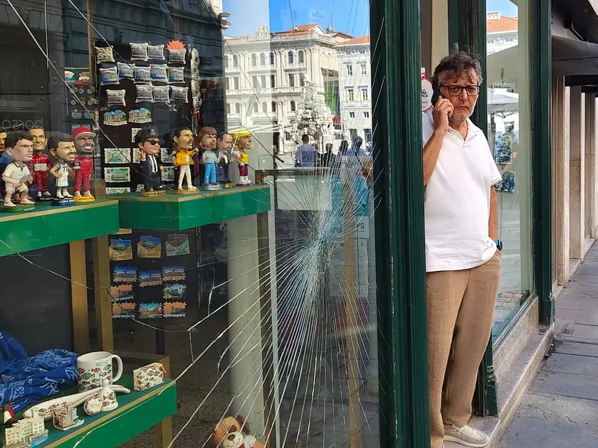 Il danneggiamento della vetrina del tabacchi situato in Capo di piazza Bartoli. Foto Bruni
