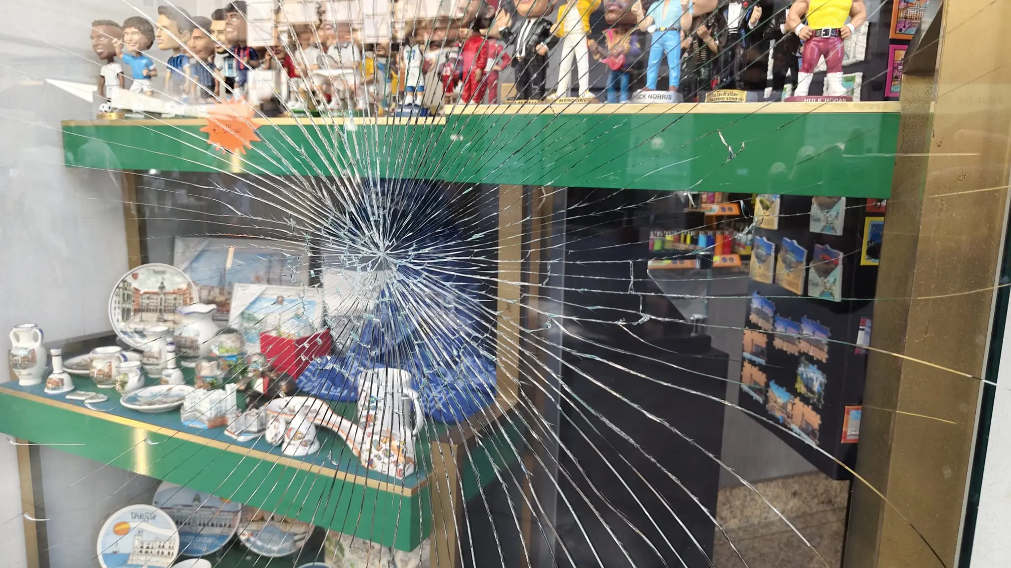 Il danneggiamento della vetrina del tabacchi situato in Capo di piazza Bartoli. Foto Bruni