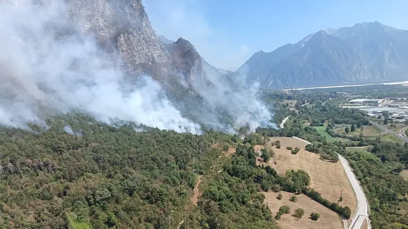 Le immagini dell'incendio visto dall'elicottero della Protezione Civile
