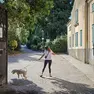 Manuela a passeggio con il suo lagotto a Villa Engelmann (foto Andrea Lasorte)