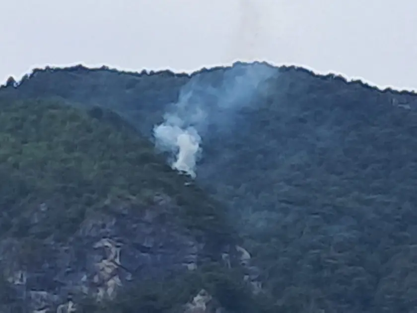 Le colonne di fumo degli incendi che stanno bruciando in Carnia sono visibili a chilometri di distanza e in alcune zone l’aria è diventata difficile da respirare. Una coltre grigia avvolge vallate e montagne, oscurando il cielo e cambiando il volto del paesaggio. Nella notte appena trascorsa, nel buio erano le fiamme sui versanti a illuminare la montagna, mentre con il giorno il fumo è tornato a dominare lo scenario.