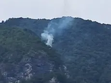 Le colonne di fumo degli incendi che stanno bruciando in Carnia sono visibili a chilometri di distanza e in alcune zone l’aria è diventata difficile da respirare. Una coltre grigia avvolge vallate e montagne, oscurando il cielo e cambiando il volto del paesaggio. Nella notte appena trascorsa, nel buio erano le fiamme sui versanti a illuminare la montagna, mentre con il giorno il fumo è tornato a dominare lo scenario.