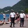 Una pattuglia della Municipale pattuglia il lungomare (foto Silvano)