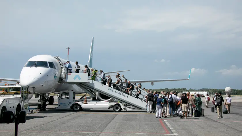 Passeggeri si imbarcano su un volo in partenza da Trieste Airport