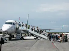 Passeggeri si imbarcano su un volo in partenza da Trieste Airport